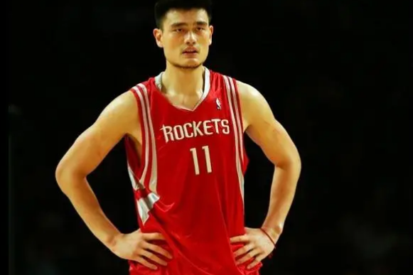 姚明NBA年薪576万美元，职业生涯及荣誉回顾
