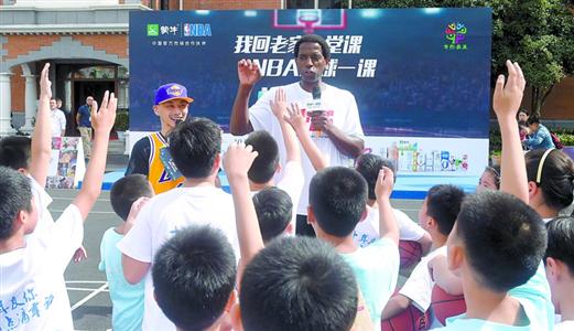 NBA传奇球星A.C.格林为乡村小学生带来精彩篮球课，传授基础技巧