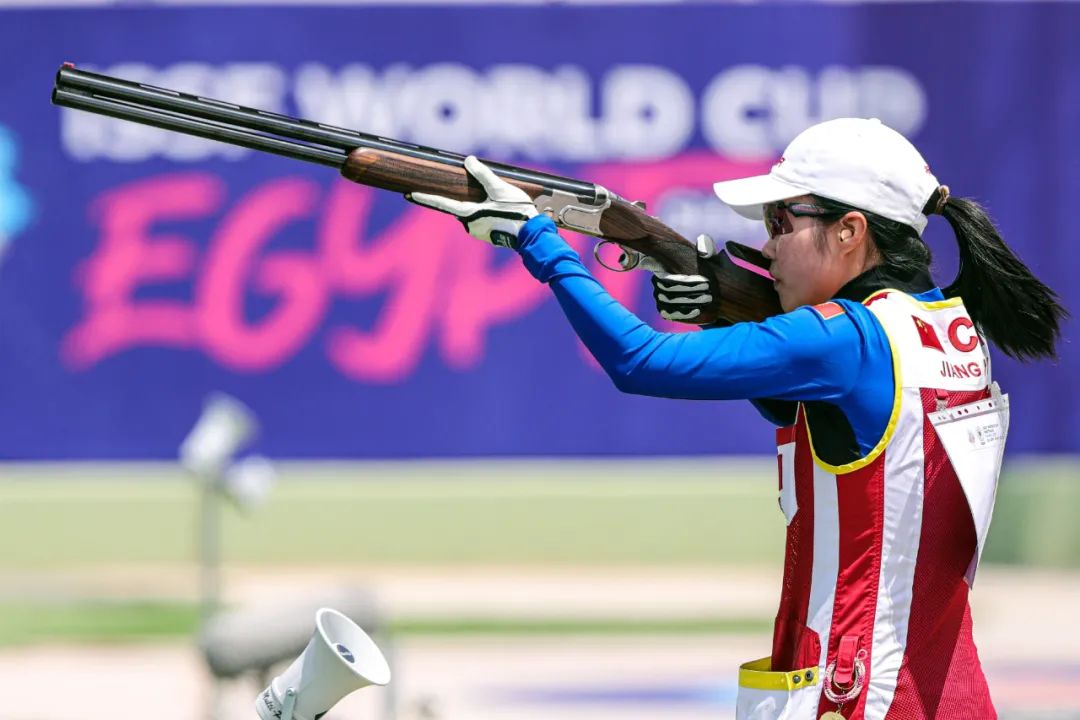 2023年国际射联世界杯埃及开罗站：中国小将江伊婷勇夺女子双向飞碟金牌
