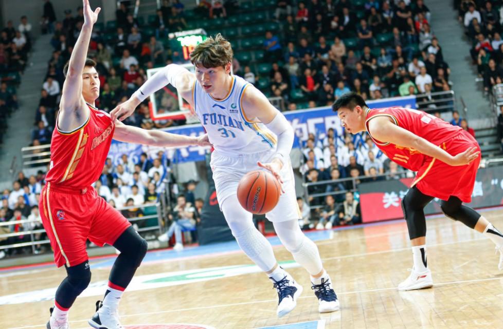 nba篮球鞋上脚图_cba球员篮球鞋上脚图_cba球员脚的码数