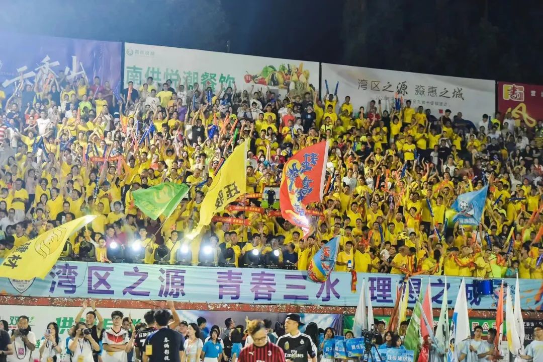 佛山西甲决赛盛况：2万观众见证珏骏建材第七次夺冠，云秀山体育场座无虚席