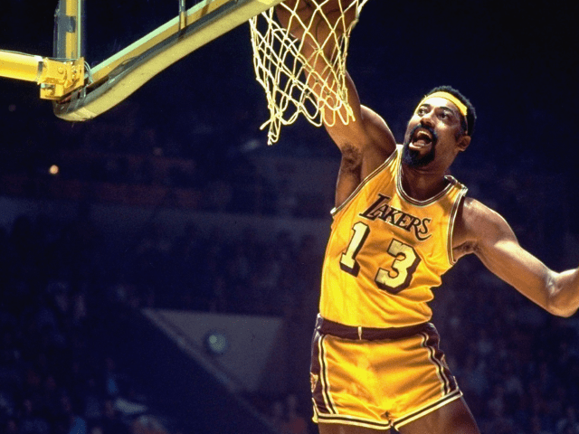 威尔特·张伯伦：NBA历史上的篮球皇帝与单场100分神迹