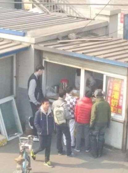 中国男篮击败韩国队保留奥运希望，周琦买鸡蛋灌饼事件再引热议