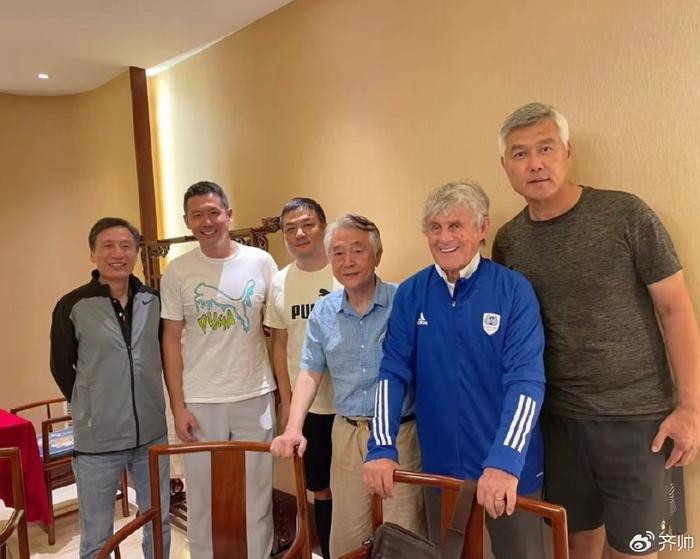 80岁米卢与金志扬等01十强赛功勋重聚，回顾国足巅峰时刻