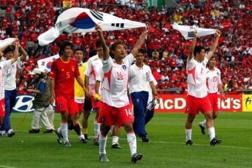 2002年韩日世界杯黑哨事件：韩国队淘汰意大利与西班牙的争议历史回顾