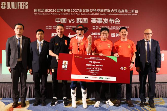 众多球迷汇集到世界杯举办地_世界杯球迷冲进球场_世界杯球迷票