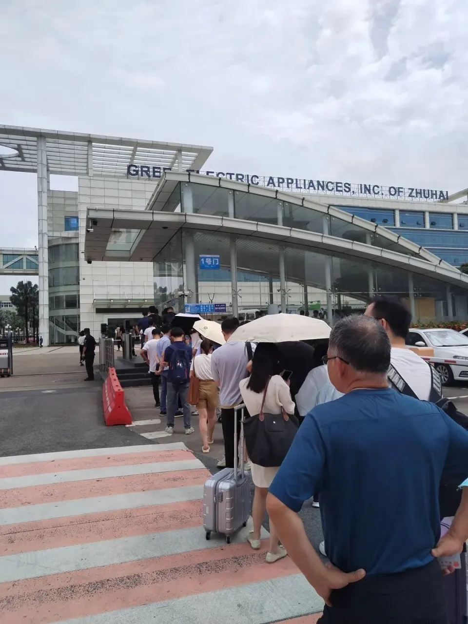 2022年格力电器股东大会盛况：董明珠与数百股东共聚大礼堂