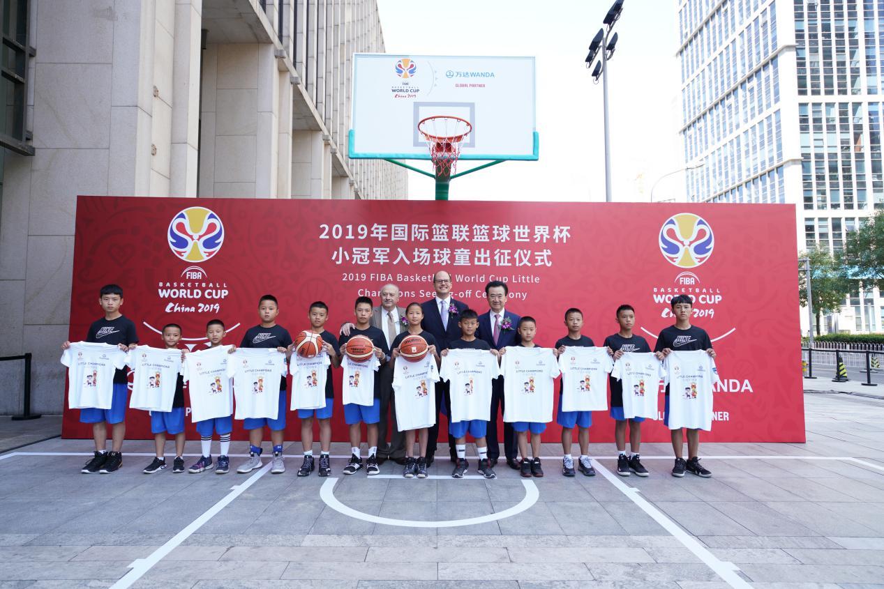 2019年国际篮联篮球世界杯首次引入入场球童制度，12名丹寨小球童亮相赛场