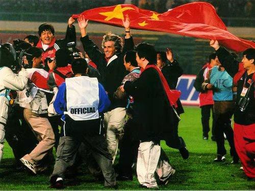 2002年世界杯国足初体验：从最高光时刻到漫长等待的历程回顾