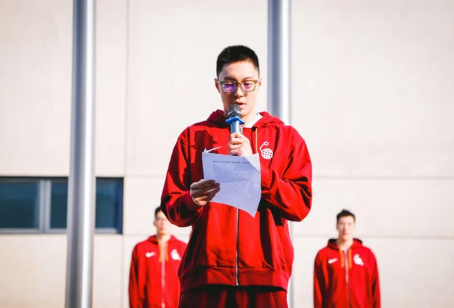 中国男篮新队长胡明轩上任，球迷热议：蜀中无大将，廖化为先锋