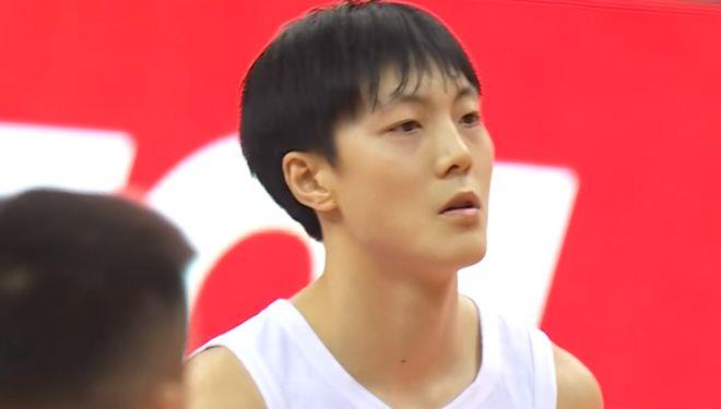 中国男篮世界杯首发调整：胡明轩首次首发，李凯尔未入阵，背水一战需赢36分