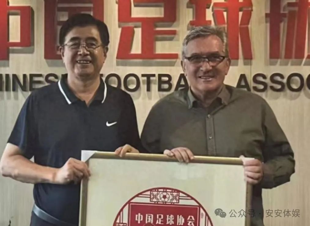 伊万执教国足决心与胆识：老帅的真心与硬核策略让国足氛围焕然一新
