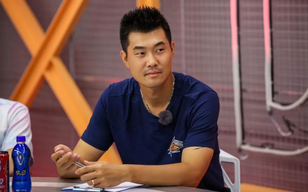 中国男篮无缘世界杯16强，王仕鹏情绪崩溃道歉，呼吁年轻球员脚踏实地