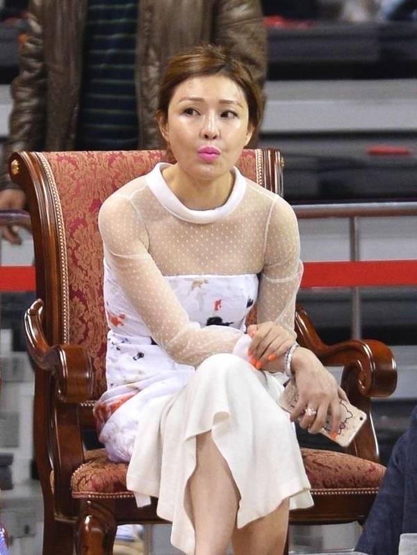 她是“CBA最美老板娘”：曾遭球员偷瞄，背部纹身富有深意！