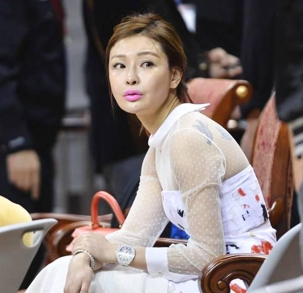她是“CBA最美老板娘”：曾遭球员偷瞄，背部纹身富有深意！