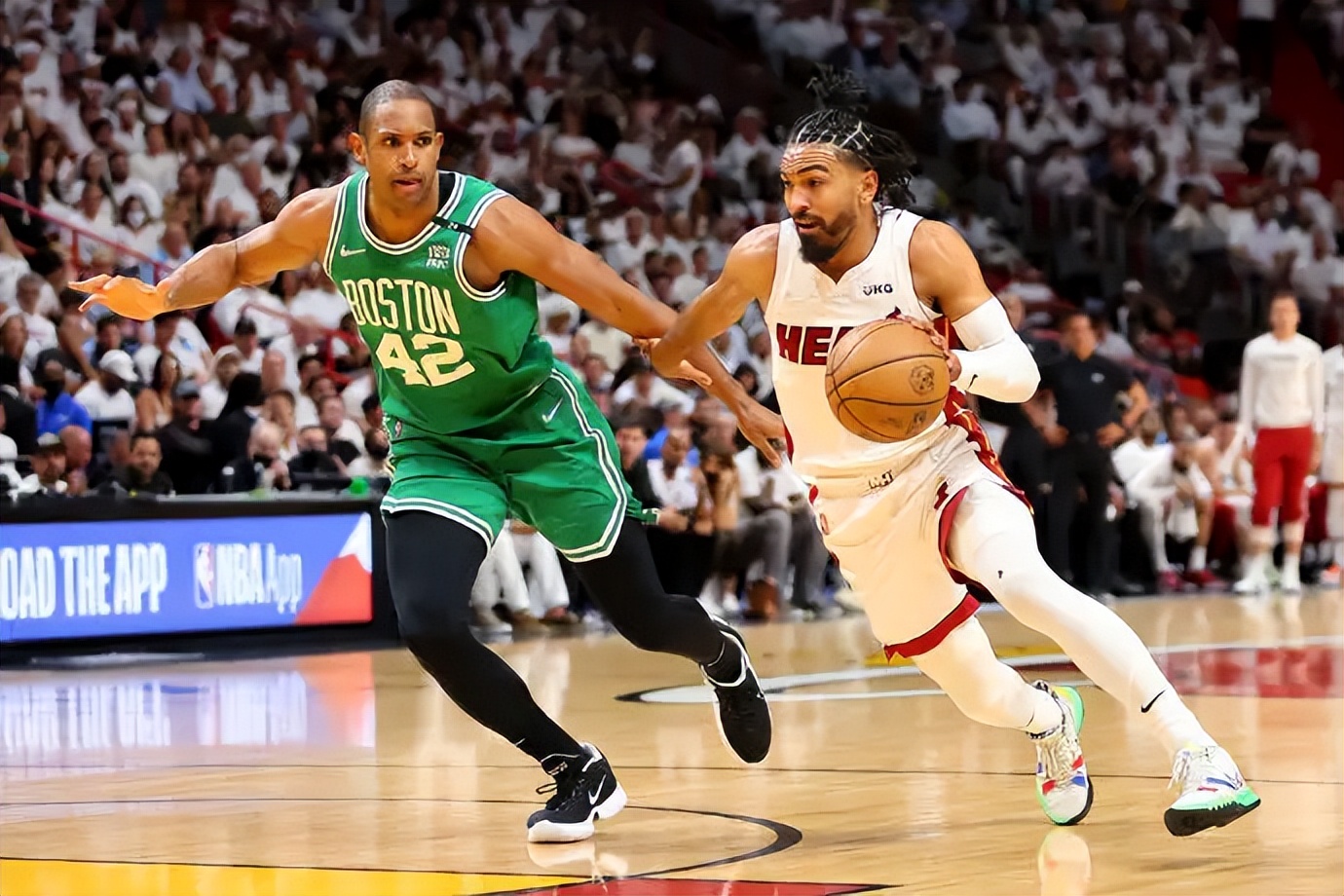 NBA明日焦点战：凯尔特人vs热火，罗威复出助力凯尔特人扳回一局，全场大分208.5分预测
