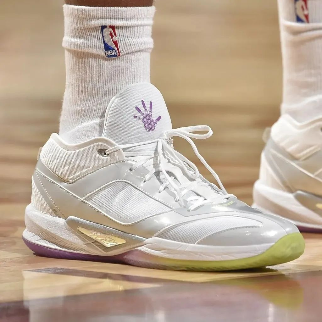 脚上起小水泡很痒是怎么回事_nba 上脚_脚上长鸡眼怎么治疗能根除