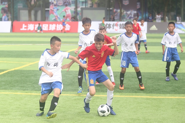 上海杨浦队队员来自平四小学，李龙海教练培养未来足球之星