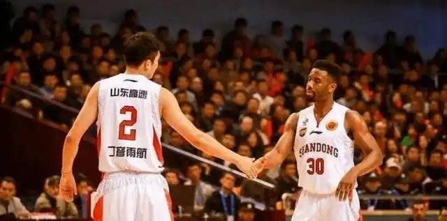 揭秘诺里斯-科尔CBA高薪低效背后的真相：从NBA明星到山东队的争议之旅