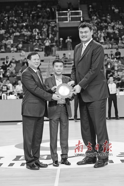 姚明与李金生为陈林颁发中国篮球职业俱乐部突出贡献奖，东莞见证历史时刻