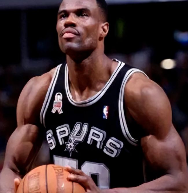 线条肌肉和块状肌肉哪个好_线条肌肉怎么练_NBA肌肉线条
