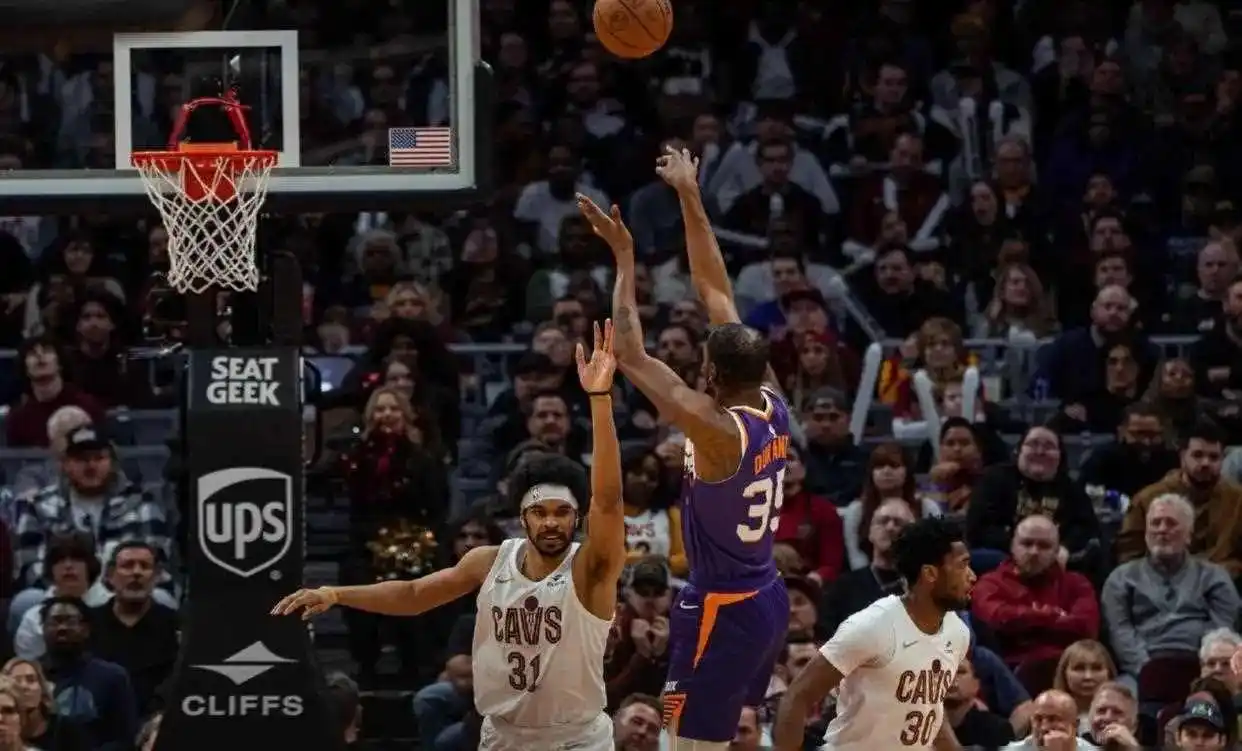nba骑士队主场_NBA骑士主场_骑士主场球迷冲进球场