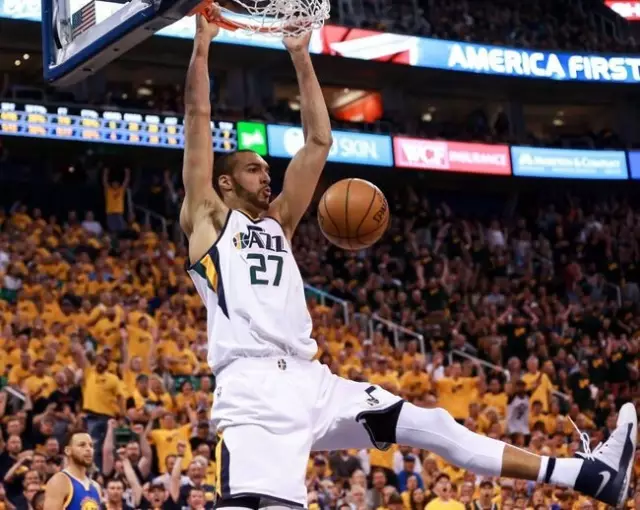 nba骑士队主场_骑士主场球迷冲进球场_NBA骑士主场