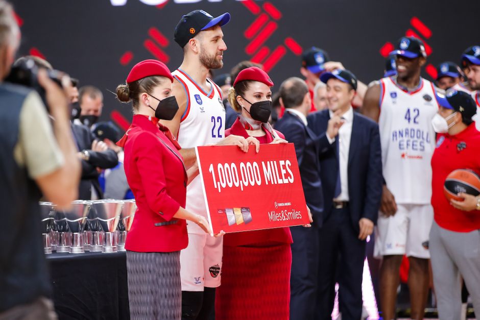 埃夫斯总经理阿尔佩·伊尔马兹谈瓦西里耶·米奇和谢恩·拉金的NBA未来及俱乐部态度