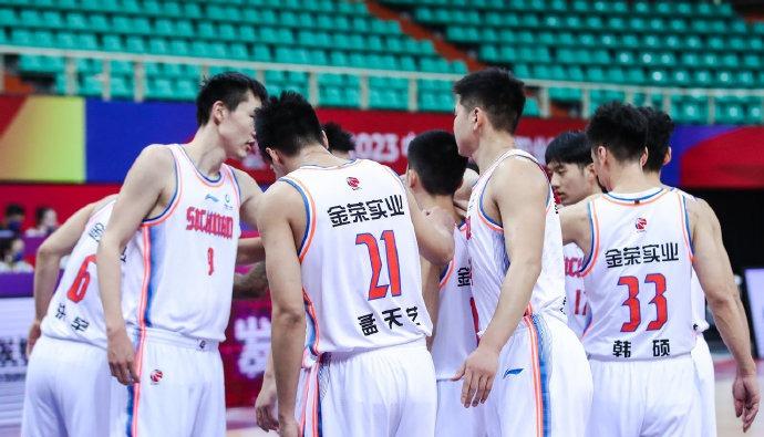四川男篮季后赛希望渺茫：战绩7胜21负，排名倒数第四，引援策略受质疑