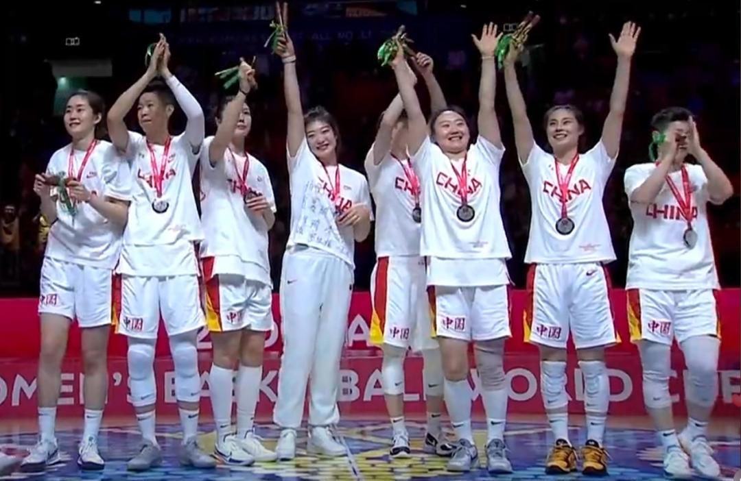 2022女篮世界杯决赛：中国女篮61-83不敌美国收获亚军，虽败犹荣
