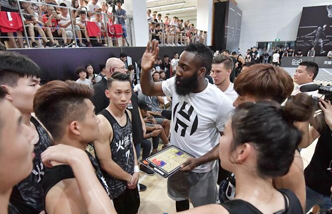 詹姆斯中国行被隔扣_2020詹姆斯中国行_2017nba詹姆斯中国行