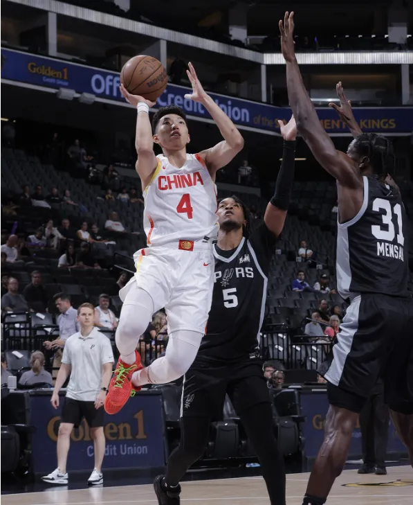 7月10日NBA夏季联赛中国男篮负马刺 廖三宁成当场之星